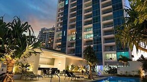 Un hotel moderno con piscina y zona de estar al aire libre.