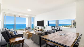 Appartement, 2 slaapkamers, uitzicht op oceaan | Woonruimte | Een lcd-televisie en een dvd-speler
