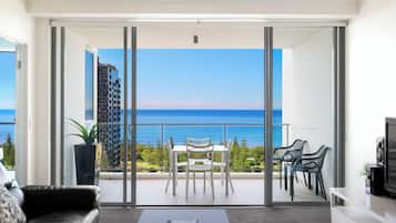 Apartamento, 2 quartos, 2 banheiros, vista para o oceano | Terraço/pátio