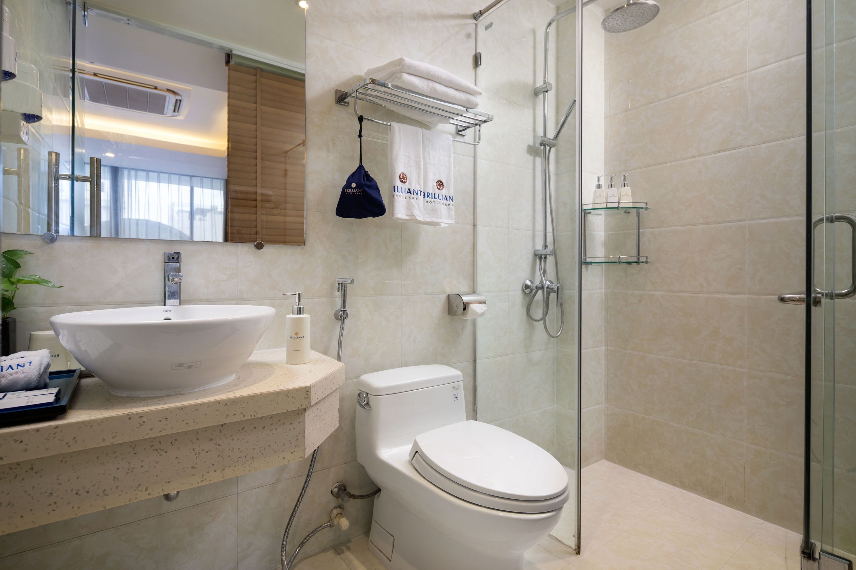 executive twin room, non smoking, city view | bathroom | free toiletries, hair dryer, slippers, bidet