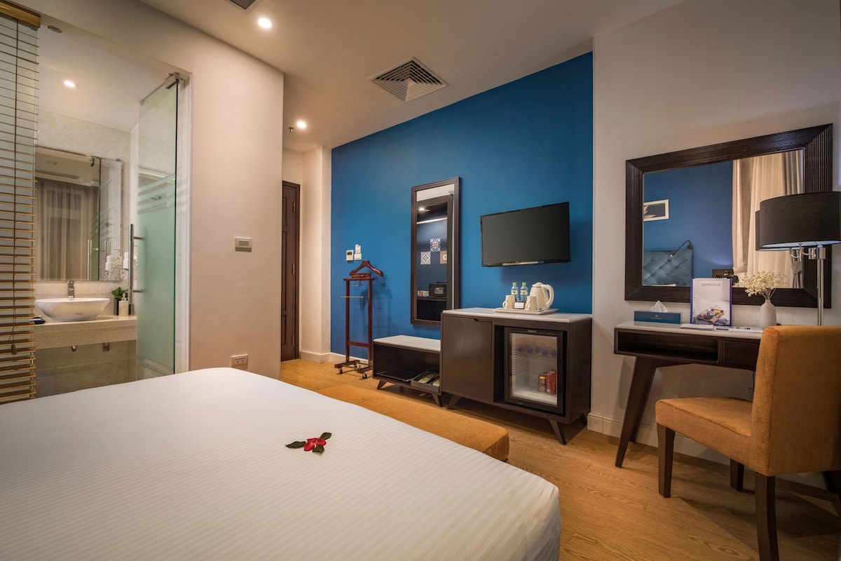Down comforters, minibar, in-room safe, desk