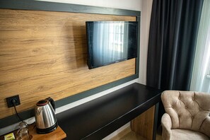 Familien-Suite, 2 Schlafzimmer | Minibar, Zimmersafe, Schreibtisch, schallisolierte Zimmer