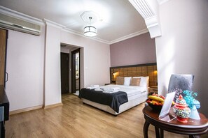 Standard-Doppelzimmer | Minibar, Zimmersafe, Schreibtisch, schallisolierte Zimmer