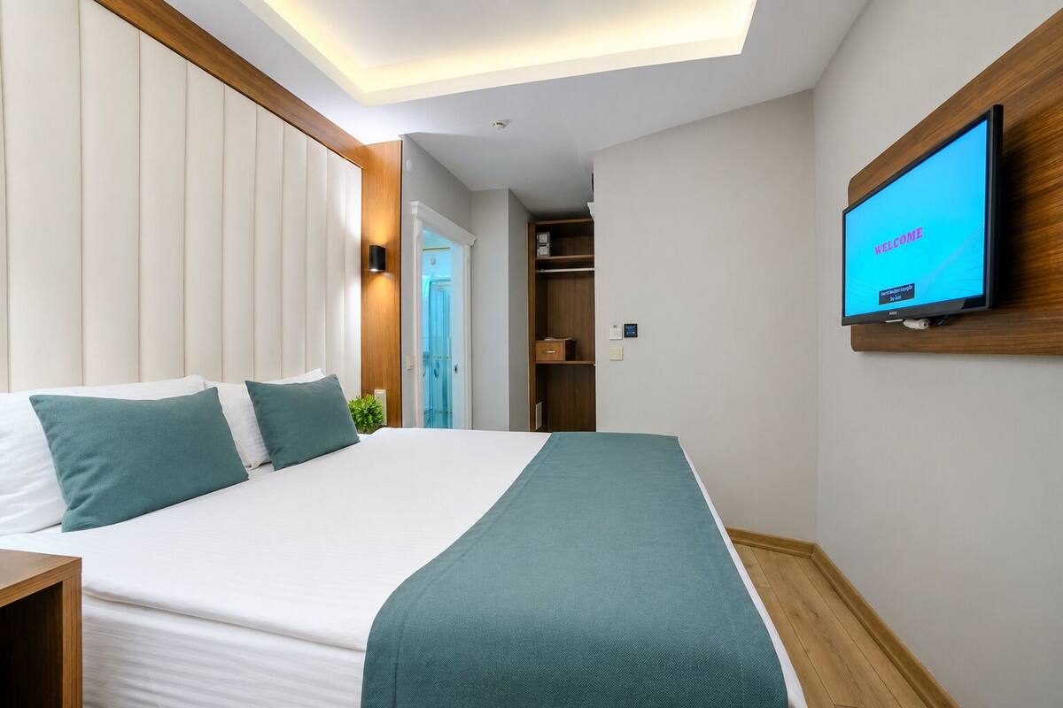 Premium bedding, minibar, in-room safe, WiFi (free)
