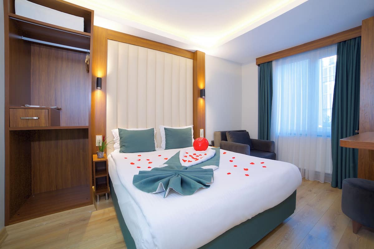 Family Connecting Room 4 Pax | Biancheria da letto di alta qualità, minibar, una cassaforte in camera