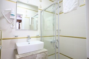 Ducha, secador de pelo, pantuflas, toallas