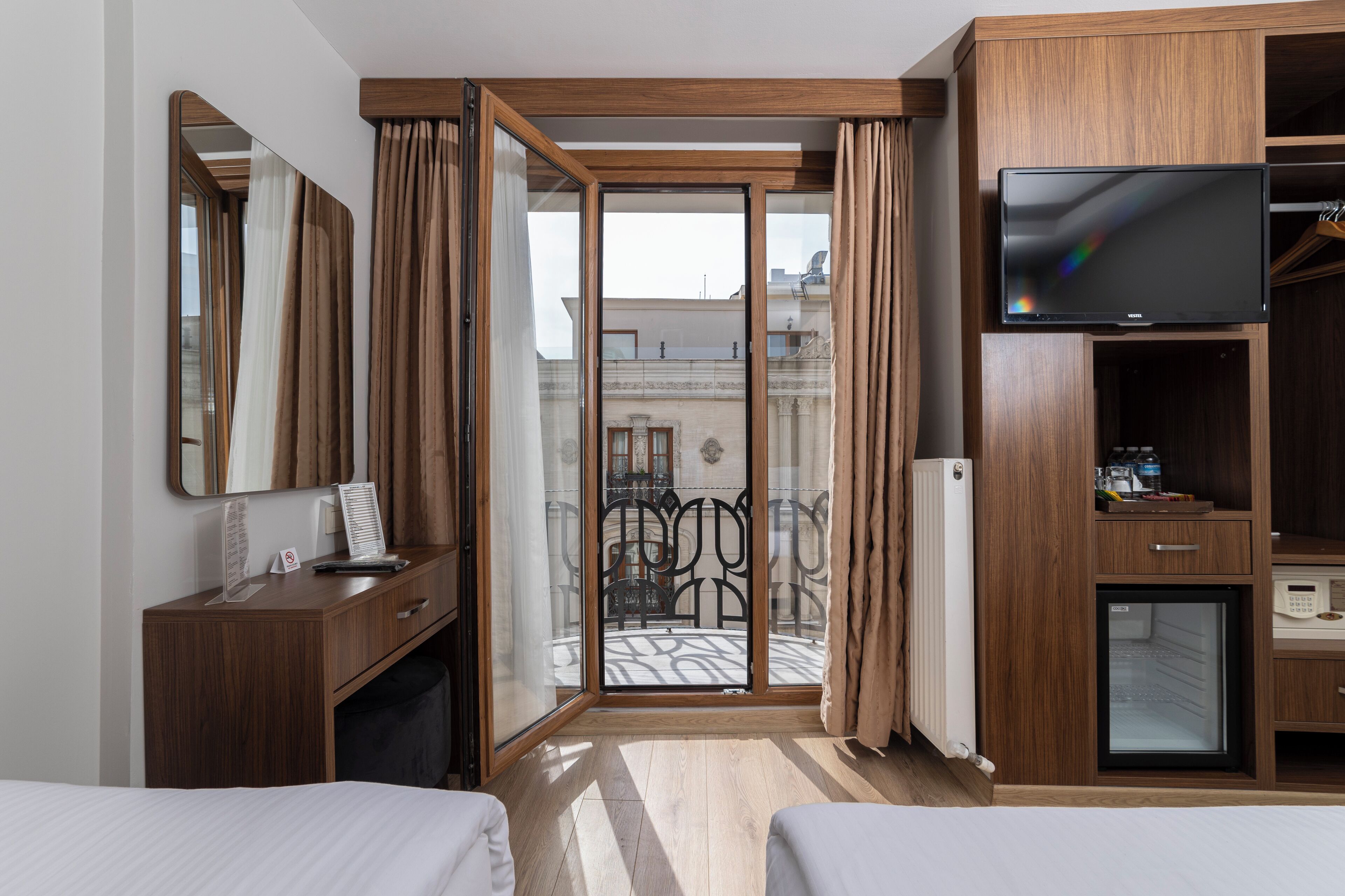 أغطية فراش متميزة وميني بار وخزنة داخل الغرفة وواي فاي مجانًا