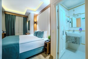 Peralatan tempat tidur premium, bar mini, peti besi dalam bilik 
