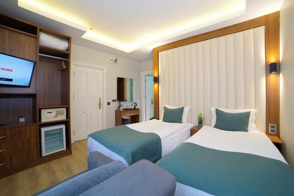 Family Room Connecting 5 Pax | Biancheria da letto di alta qualità, minibar, una cassaforte in camera