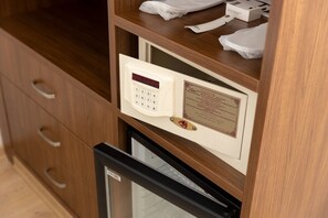 Family Room Connecting 5 Pax | Premium bedding, minibar, in-room safe, free WiFi - Hotel Black Tulip (Istanbul)