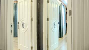 Family Room Connecting 5 Pax | Roupas de cama premium, frigobar, cofres nos quartos, Wi-Fi de cortesia