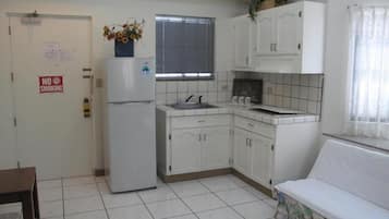 Deluxe Suite, 1 Queen Bed | Private kitchenette