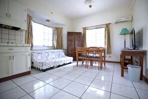 Suite Deluxe, 2 lits jumeaux | Aire de séjour | Téléviseur à écran plat de 42 po avec télévision par câble, téléviseur