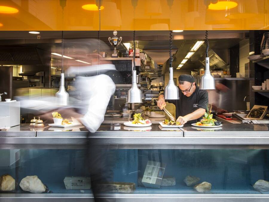 Serveert ontbijt, lunch en diner