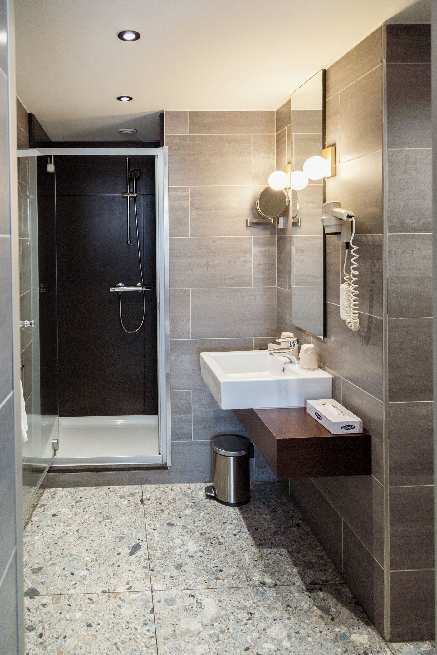 standard twin room | bathroom | shower, free toiletries, hair dryer, towels