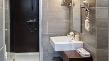 Standaard Twin kamer | Badkamer | Een douche, gratis toiletartikelen, een haardroger, handdoeken