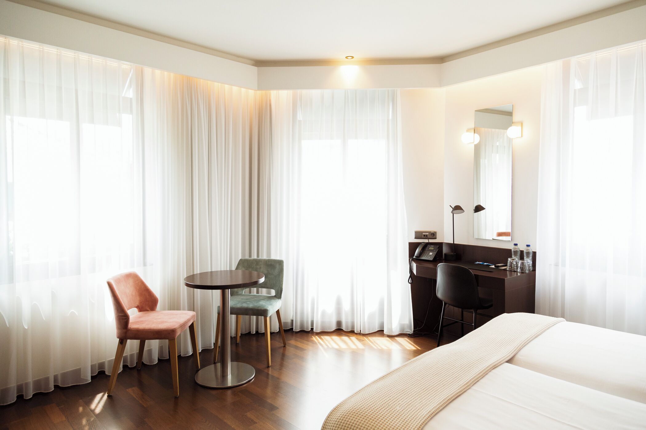 standard twin room | in-room safe, desk, free wifi, bed sheets