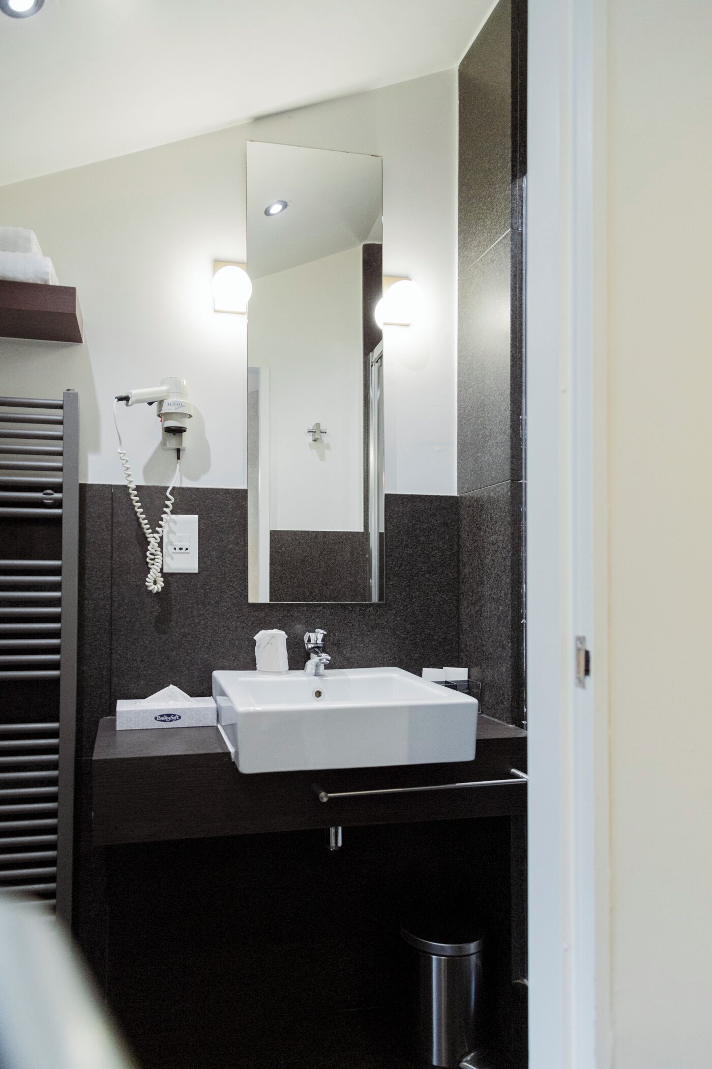 standard single room | in-room safe, desk, free wifi, bed sheets