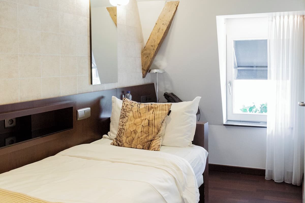 standard single room | in-room safe, desk, free wifi, bed sheets