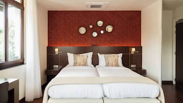 Standard-Zweibettzimmer | Zimmersafe, Schreibtisch, kostenloses WLAN, Bettwäsche