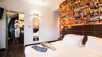 Habitación estándar con 2 camas individuales | Caja fuerte, escritorio, wifi gratis y ropa de cama