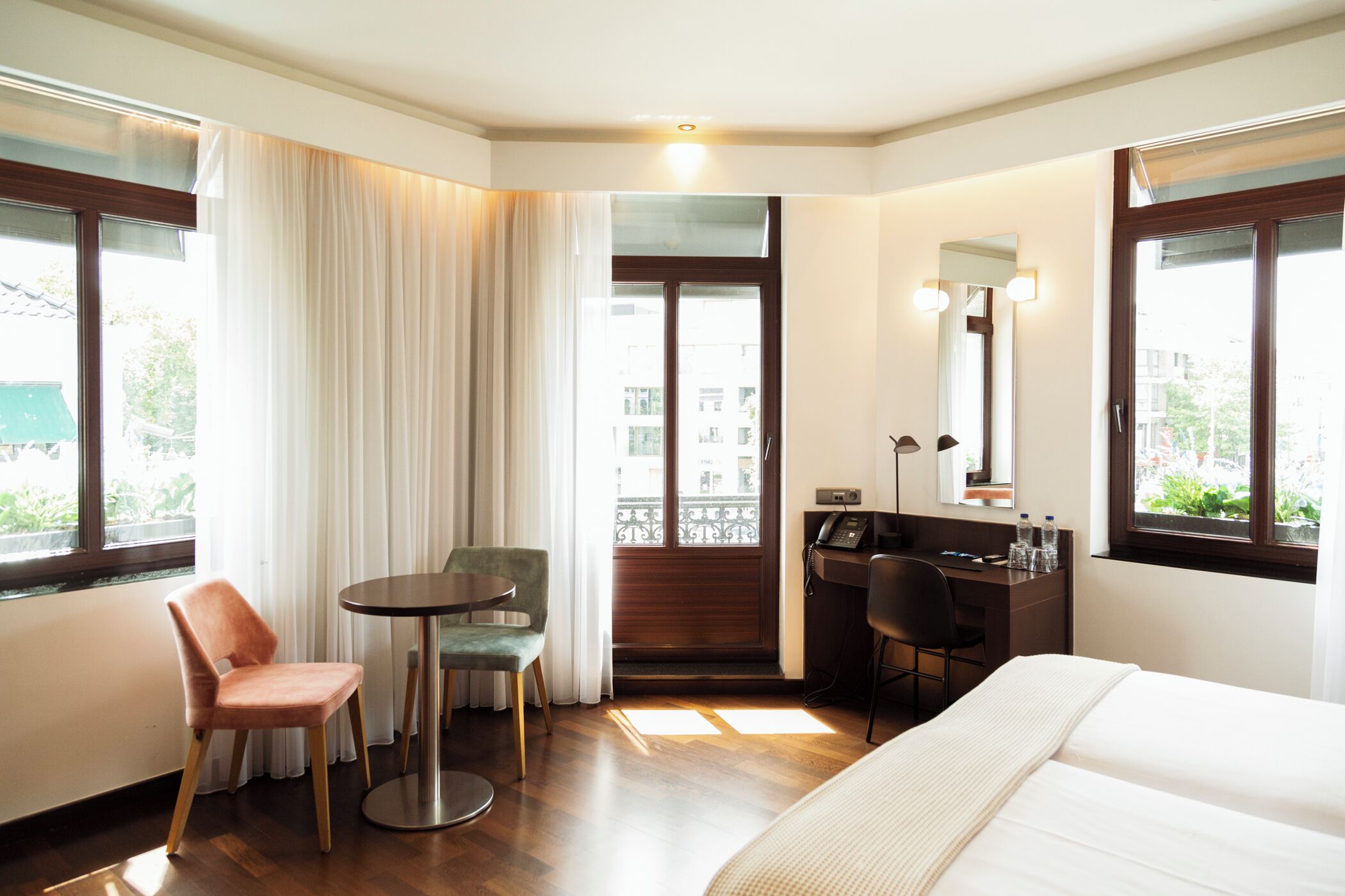 standard twin room | in-room safe, desk, free wifi, bed sheets