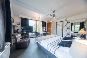 Kahden hengen deluxe-huone | Yksilöllisesti sisustettu, yksilöllisesti kalustettu