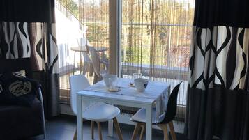 Une pièce moderne comprenant une table à manger, des chaises et un canapé.