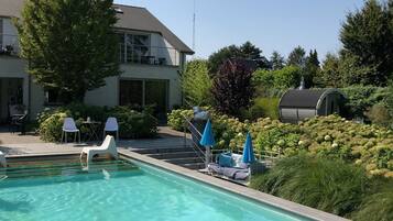 Sæsonbestemt udendørs pool, liggestole