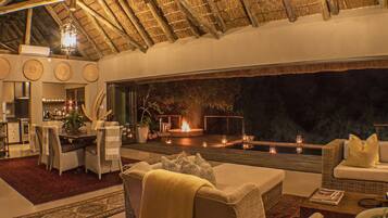 Royal suite | Woonkamer | Een open haard