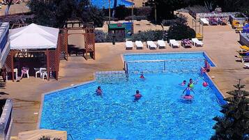 2 hồ bơi ngoài trời