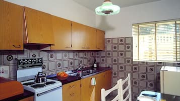 Fridge, cookware/dishes/utensils