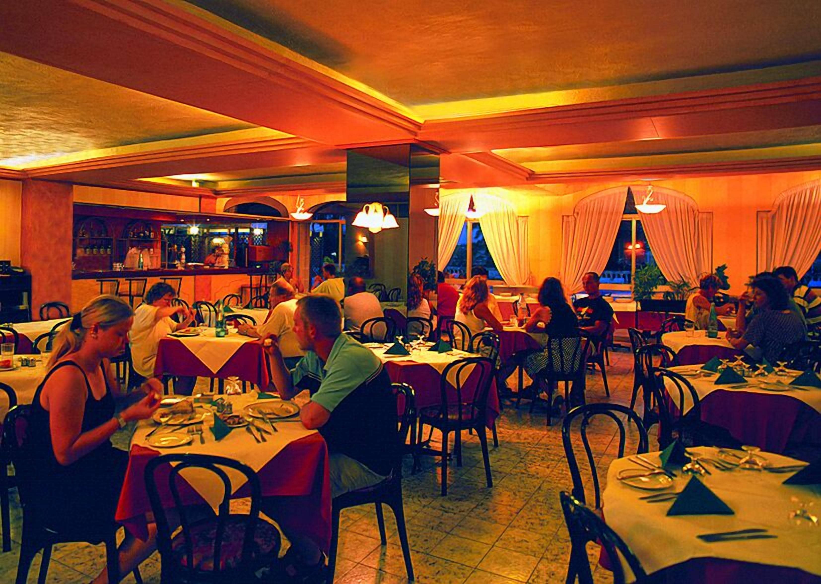 Phục vụ bữa trưa và bữa tối 