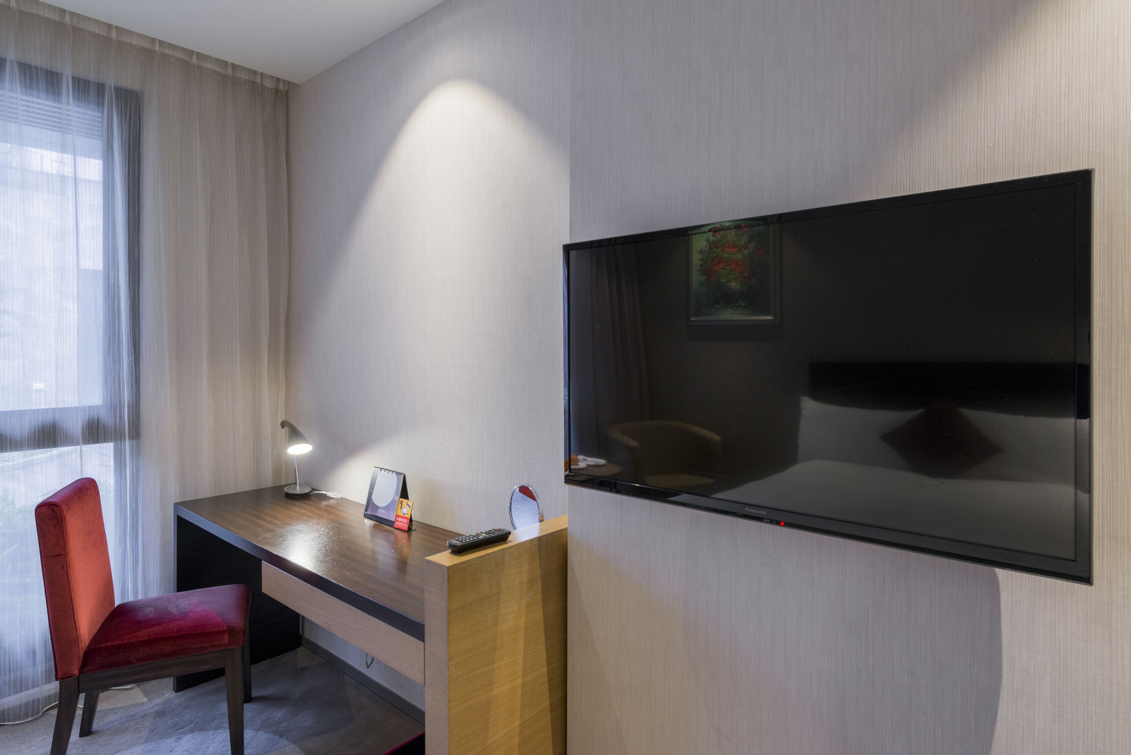 deluxe quadruple room (jupiter) | 1 bedroom, desk, free wifi, bed sheets