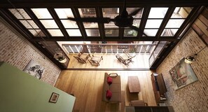 جناح (Courtyard Duplex ) | ميني بار وخزنة داخل الغرفة وبديكورات فريدة لكل غرفة وطراز فريد لكل وحدة