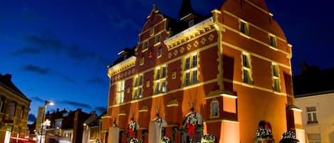 供應早餐及晚餐;法國菜