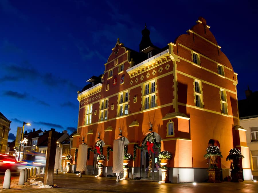 Breakfast and dinner served, French cuisine