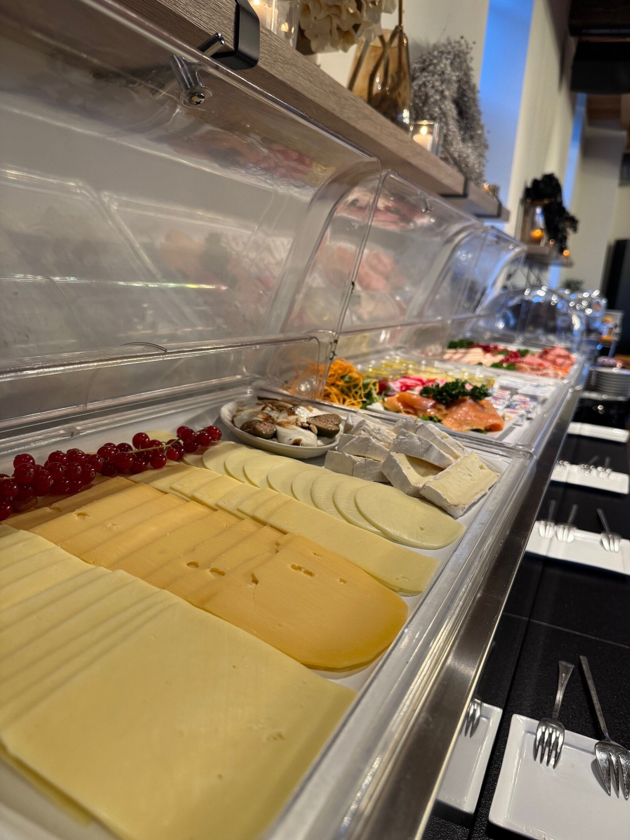 Un buffet con diversi formaggi e frutta.