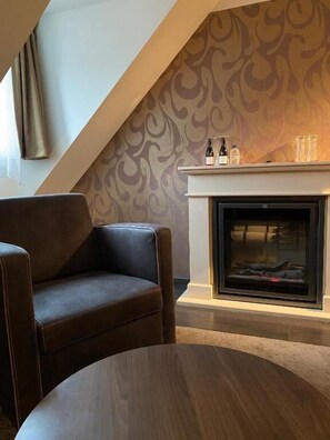 Comfort Deluxe Room | Minibar, in-room safe, desk, blackout curtains - Hotel De Boskar (Peer)