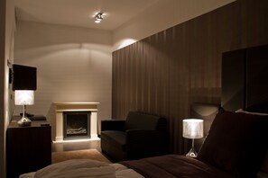 Minibar, Zimmersafe, Schreibtisch, Verdunkelungsvorhänge