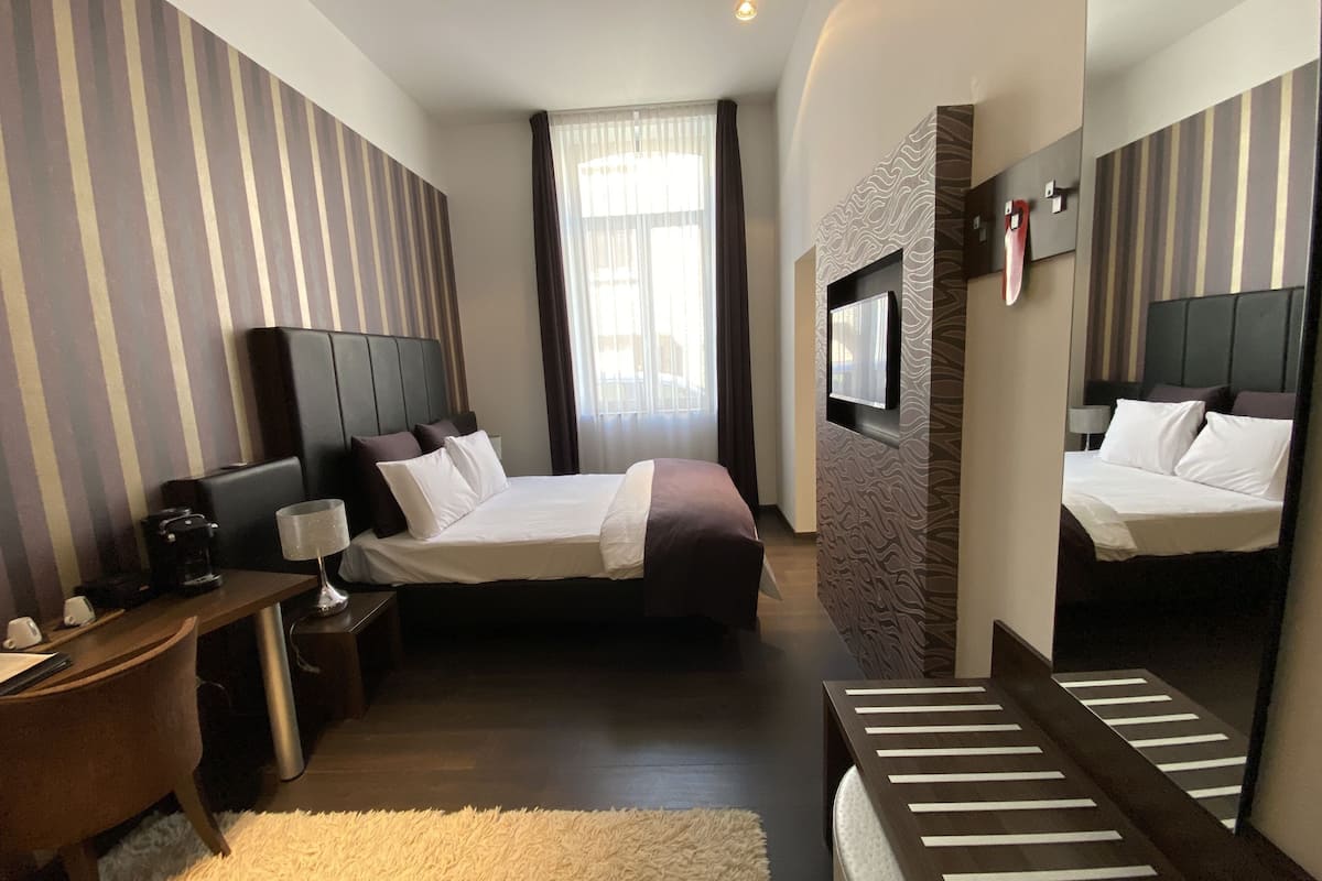 Comfort Double Room | Minibar, in-room safe, desk, blackout drapes