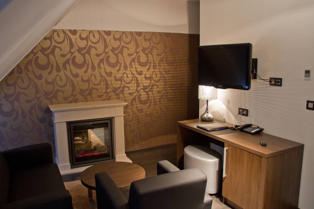 60-inch flat-screen tv with digital channels, tv