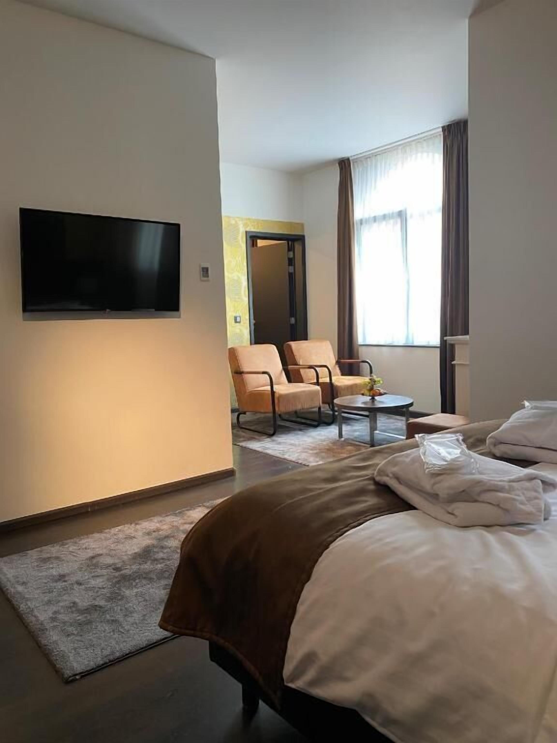 luxury room | 1 bedroom, minibar, in-room safe, desk