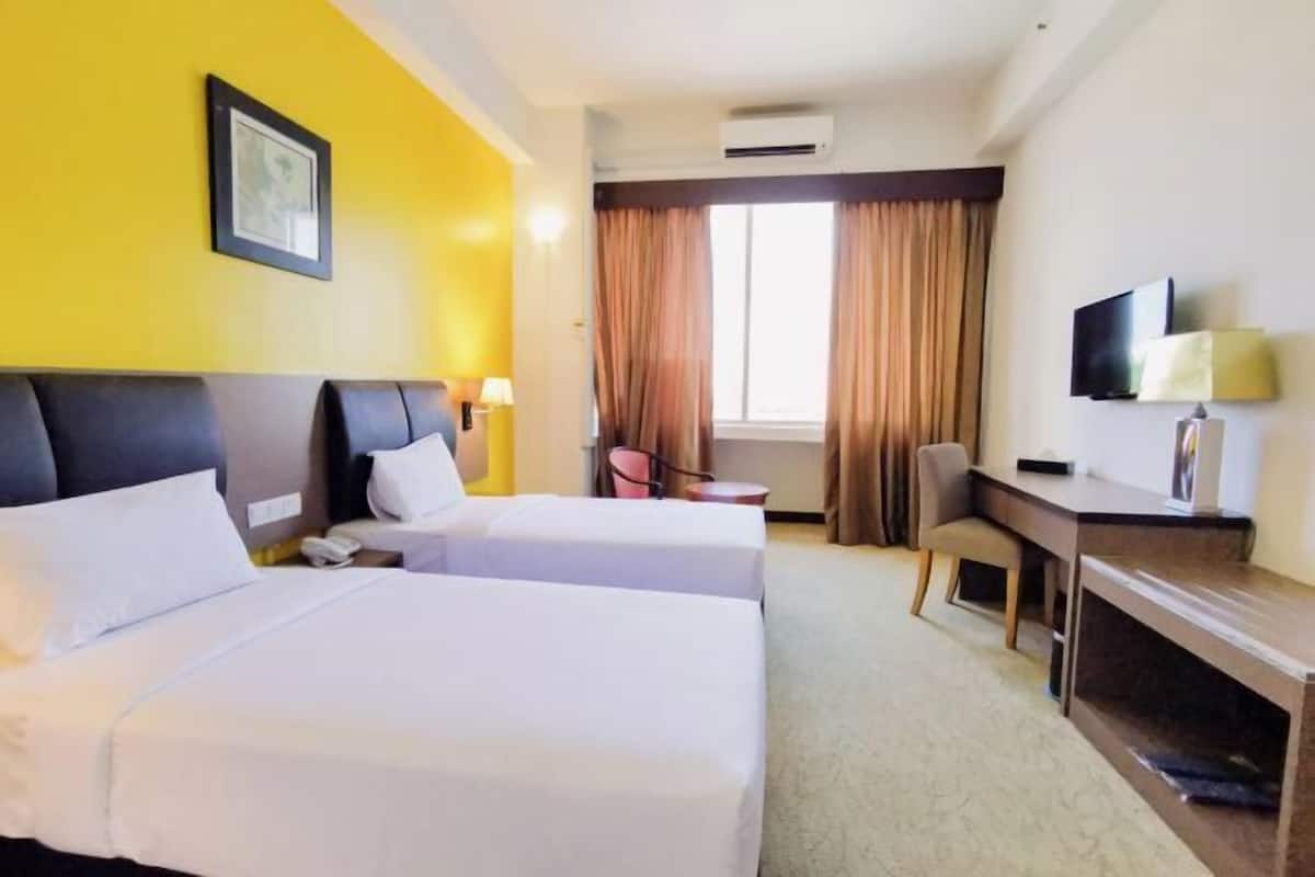 Minibar, in-room safe, desk, iron/ironing board