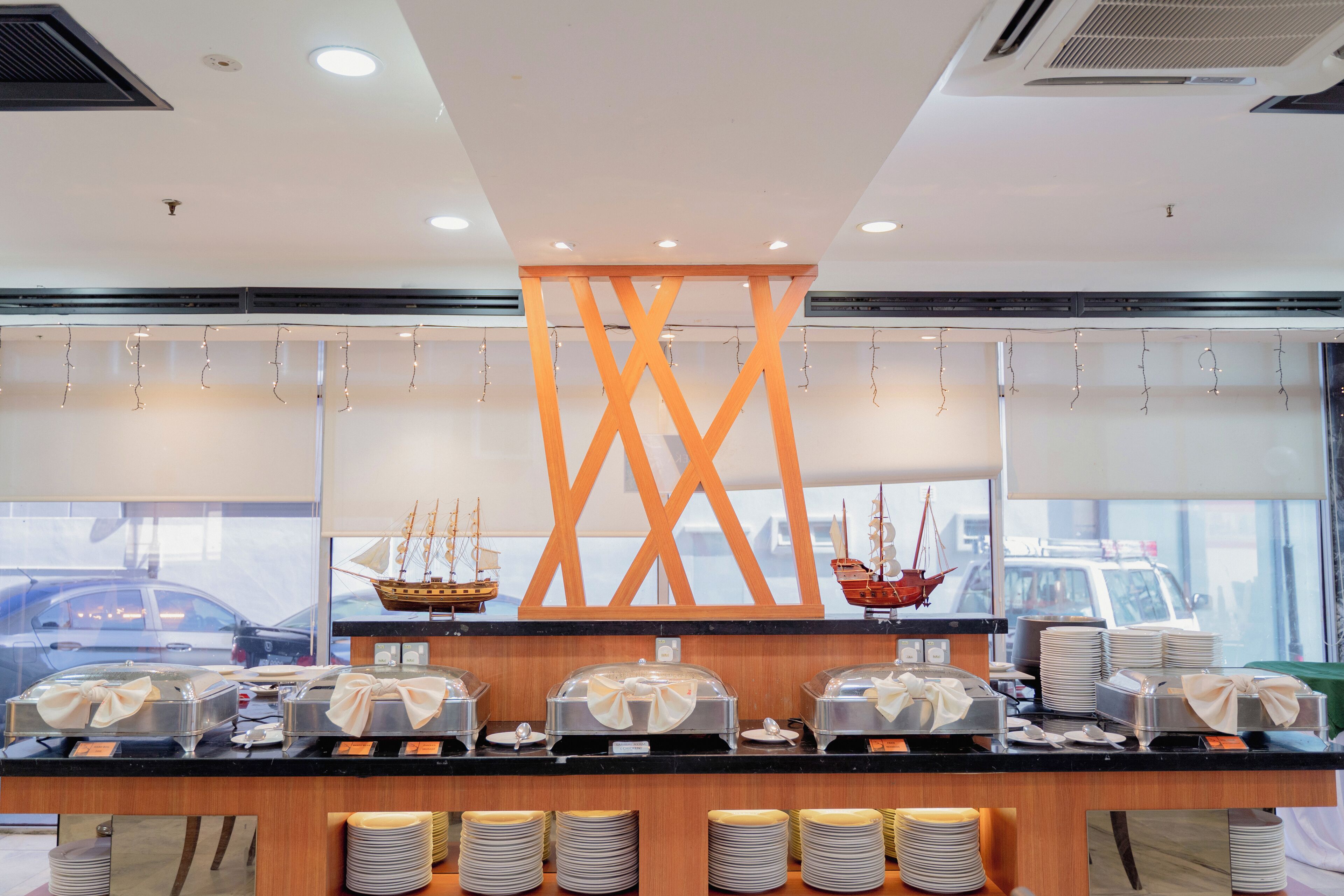 Breakfast, lunch, dinner served; international cuisine 