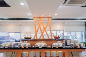 Breakfast, lunch, dinner served; international cuisine - Sentral Melaka (Malacca City)