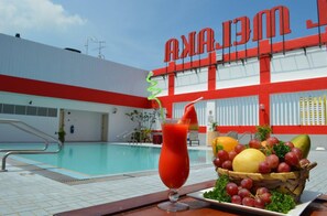 Outdoor pool, pool loungers - Sentral Melaka (Malacca City)