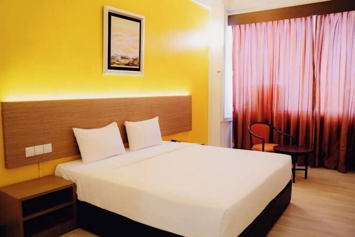 Minibar, in-room safe, desk, iron/ironing board