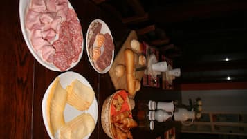 Dagelijks uitgebreid ontbijt (EUR 12 per persoon)