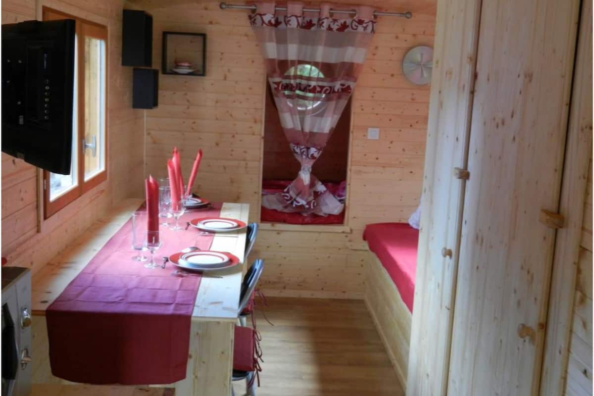 Stacaravan, en-suite badkamer, uitzicht op tuin (Les Coccinelles) | 1 slaapkamer, een minibar, gratis babybedden, gratis wifi